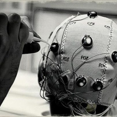 Dispositivo cerebral com inteligência artificial permite controle de braço robótico