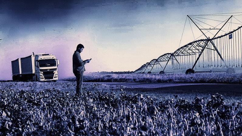 Filho do produtor Valter Peruzi controla sistema agrícola pelo celular na Fazenda Primavera (Foto: Reprodução)