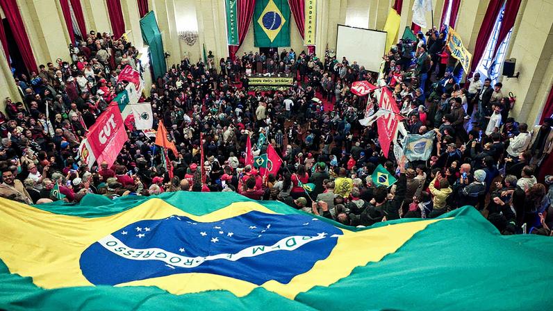 Movimentos sociais participam de ato em defesa da soberania nacional na Faculdade de Direito da USP (Foto: Reprodução)