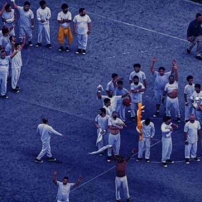 Migrantes enfrentam até sete dias em salas de detenção na era Trump