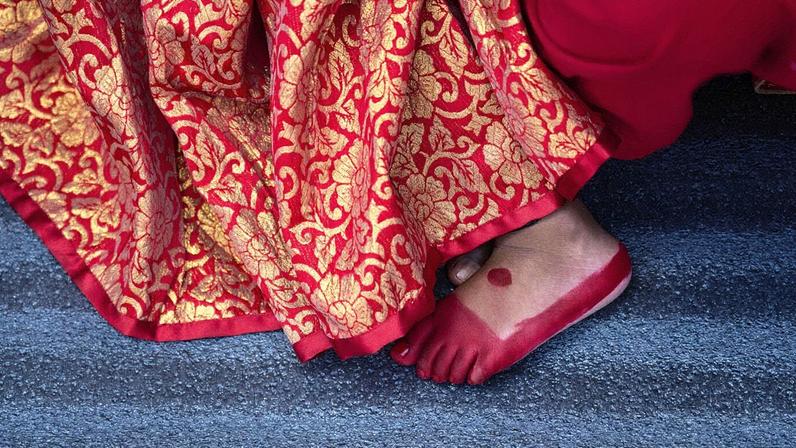 Menina nova Newar, vestida para representar a energia feminina divina, aguarda a Kumari Puja em Hanuman Dhoka, Praça Durbar de Basantapur, Kathmandu, Nepal (Foto: Reprodução)