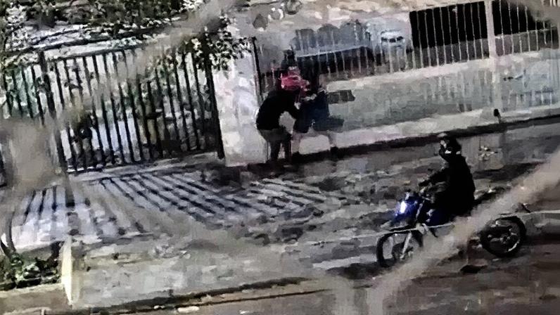 Homem é rendido por bandido na Tijuca (Foto: Reprodução)