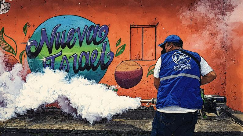 Fumigação contra o mosquito Aedes aegypti em San Salvador, El Salvador, em abril de 2022, após um surto (Foto: Reprodução)