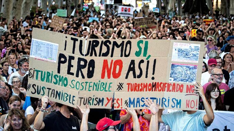 Protesto contra o excesso de turismo e os altos preços de habitação na ilha de Maiorca, na Espanha (Foto: Reprodução)
