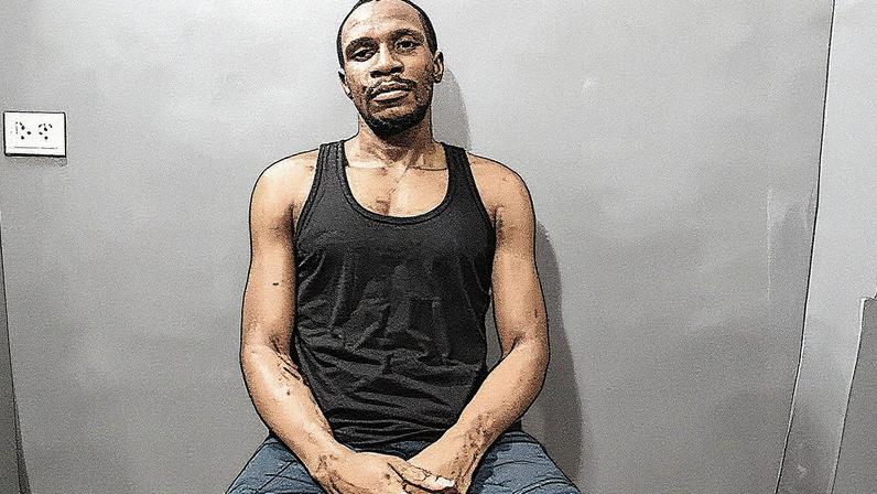 Mercenário preso de guerra Oluwagbemileke Kehinde posando em uma sala de prisão (Foto: Reprodução)