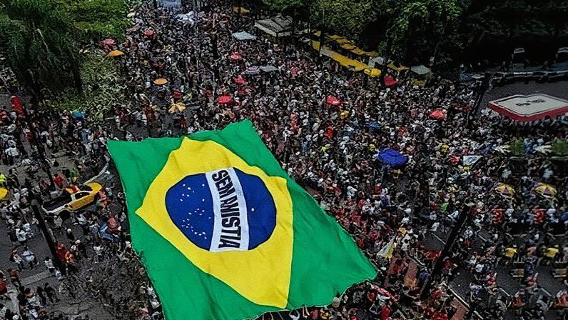 Bandeira do Brasil com o lema "Ordem e Progresso" substituído por "sem anistia" durante ato em São Paulo (Foto: Reprodução)