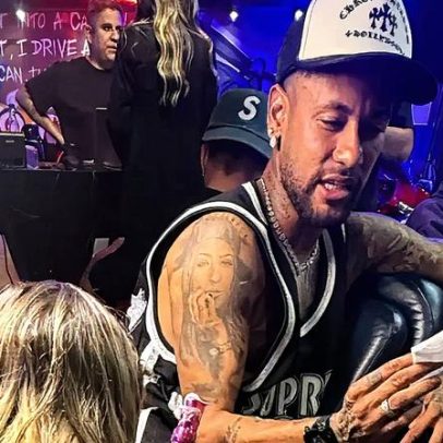 Neymar exibe tatuagem do escudo do Santos em homenagem ao clube na coxa direita