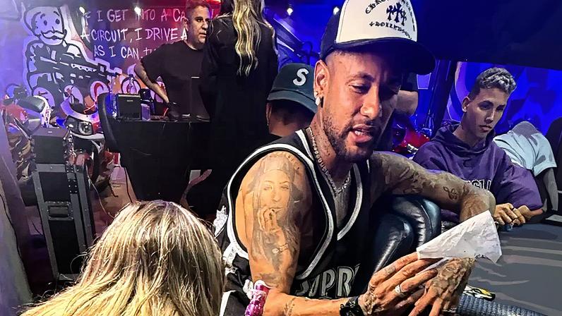 Neymar exibe uma tatuagem do escudo do Santos (Foto: Reprodução)