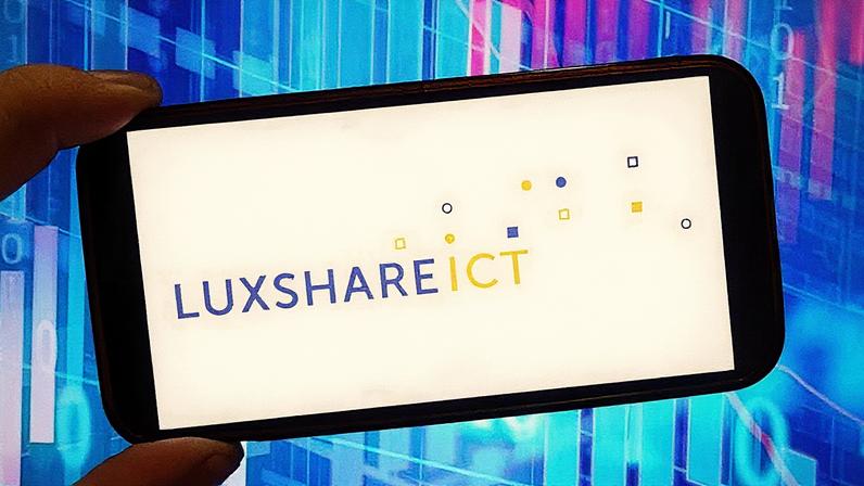 Logotipo da empresa Luxshare Precision exibido na tela de um smartphone (Foto: Reprodução)
