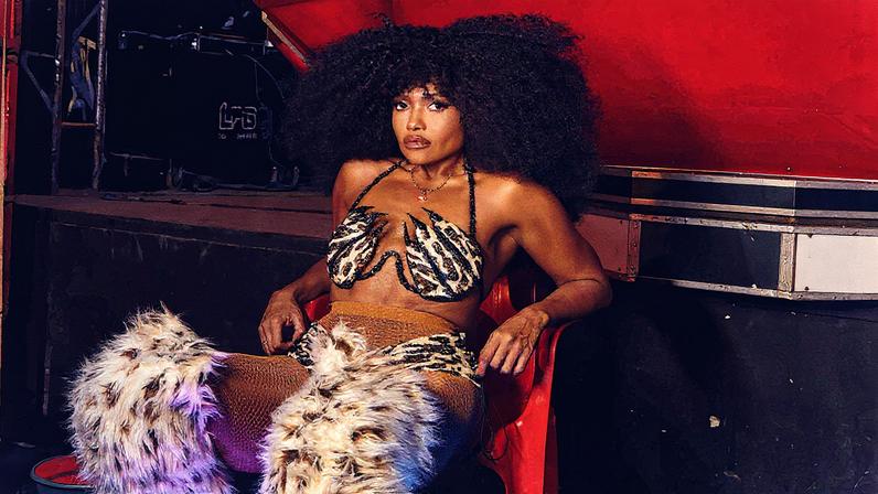 Cantora Gaby Amarantos durante ensaio fotográfico para seu quarto disco, 'Rock Doido' (Foto: Reprodução)