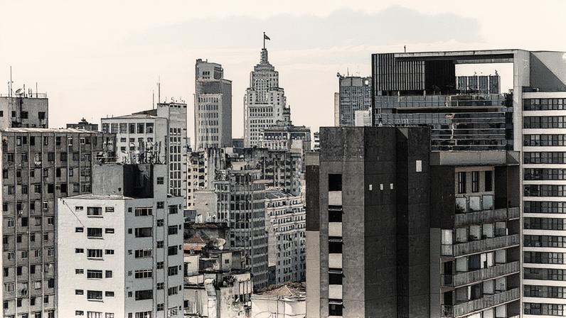Vista panorâmica da cidade de São Paulo com prédios e céu claro (Foto: Reprodução)