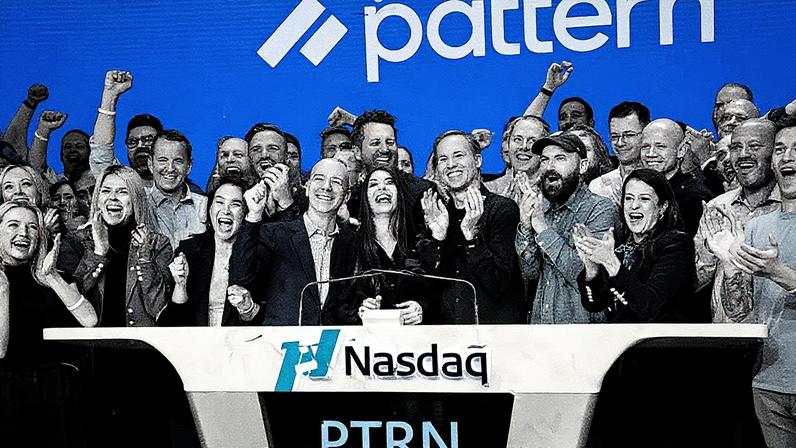 Co-fundadores e funcionários da Pattern Group participam da IPO da empresa no mercado Nasdaq, em Nova York, em 19 de setembro de 2025 (Foto: Reprodução)