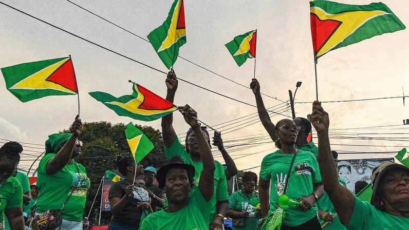 Apoiadores do candidato de oposição na Guiana, Aubrey Norton, durante comício antes da eleição (Foto: Reprodução)