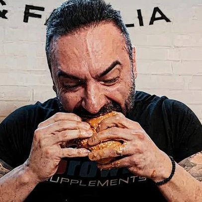 Influenciador se destaca ao devorar grandes quantidades em competições gastronômicas