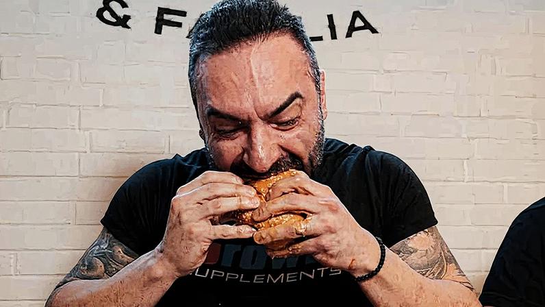 Corbucci e um parceiro venceram o desafio de comer 9 kg de hambúrguer (Foto: Reprodução)