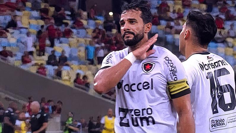 Henrique Dourado comemora gol contra o Flamengo (Foto: Reprodução)