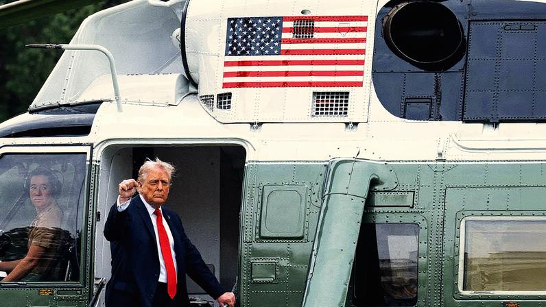 Donald Trump gesticula ao embarcar para viagem ao Reino Unido (Foto: Reprodução)