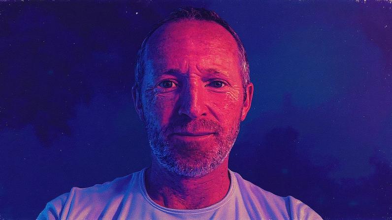 Homem em pé, fundador da Longevity Cold Plunge, em ambiente profissional (Foto: Reprodução)
