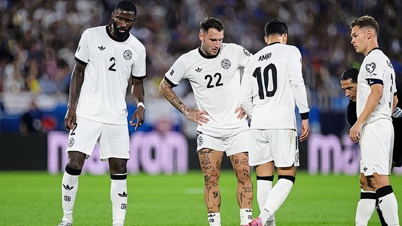 Jogadores da seleção da Alemanha lamentam a derrota em campo (Foto: Reprodução)