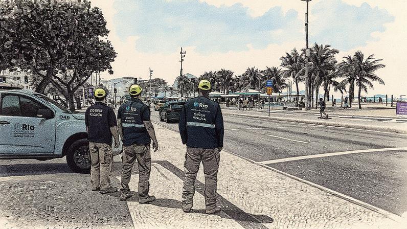 Agentes da Seop na Praia de Copacabana usam boné amarelo (Foto: Reprodução)