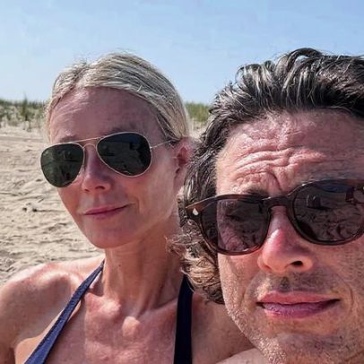 Gwyneth Paltrow exibe corpo em forma com biquíni azul em dia de praia com marido