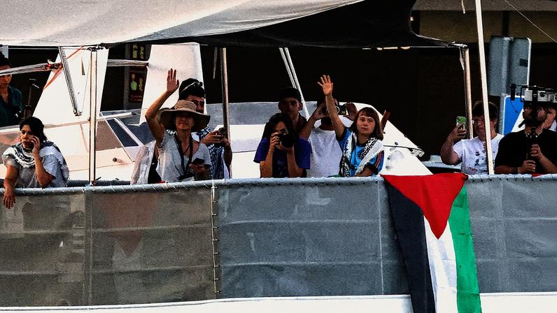 Greta Thunberg e outros ativistas da flotilha com ajuda para Gaza passam por Barcelona (Foto: Reprodução)