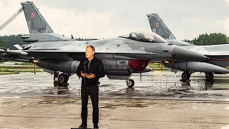 Primeiro-ministro polaco, Donald Tusk, visita a 32ª Base Aérea Táctica de Lask (Foto: Reprodução)