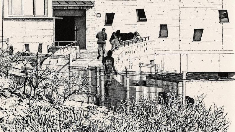 Menores migrantes em centro de acolhida em um antigo palomar em Santa Cruz de Tenerife (Foto: Reprodução)
