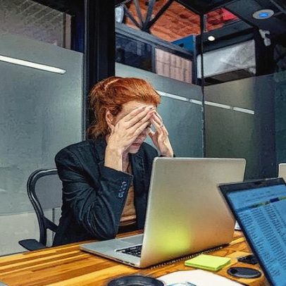 Burnout é reconhecido como doença e NR-1 define responsabilidades para empresas
