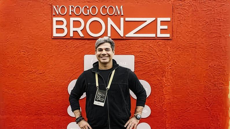 Chef Felipe Bronze comanda evento autoral com foco na brasa (Foto: Reprodução)