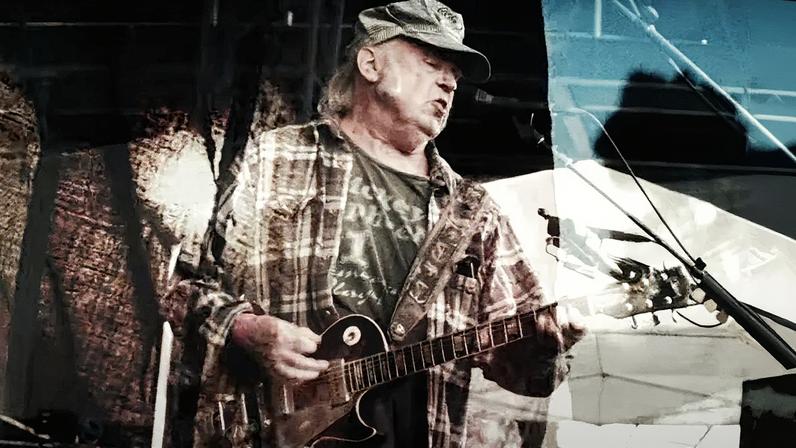 Neil Young lançou uma gravação ao vivo de sua música 'Big Crime', uma crítica a Donald Trump, na quinta-feira (29 de setembro). (Foto: Reprodução)