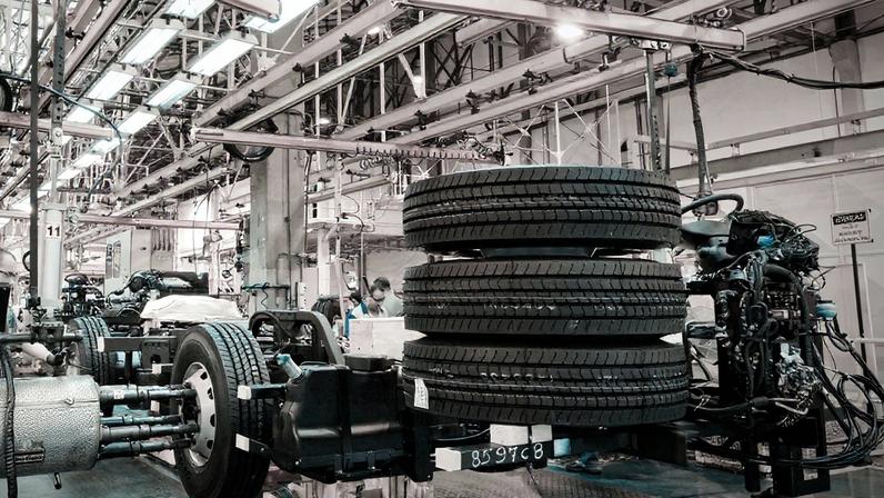 Montadora Mercedes-Benz na fábrica de São Bernardo, em São Paulo, com destaque para a queda nas vendas de caminhões (Foto: Reprodução)