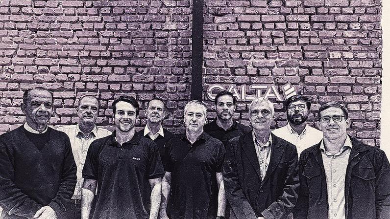 Sócios fundadores Leonardo Callou e Thales Tarré com a equipe Calta, ao fundo, Hélio Maia, Joélcio Resende, Alberto Marino e Raphael Schiavo; à frente, Edson Ferreira, Eduardo Chiani e Rodrigo Garcia (Foto: Reprodução)