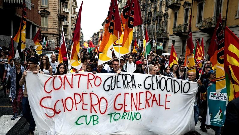 Manifestantes pró-Palestina seguram bandeiras da USB e uma faixa com os dizeres “Contra a guerra e o genocídio. Greve geral” durante uma greve nacional em Turim, na Itália (Foto: Reprodução)