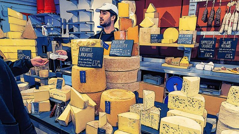 Interior de uma loja especializada em queijos, Mons cheese mongers, localizada em East Dulwich, Londres, Inglaterra (Foto: Reprodução)
