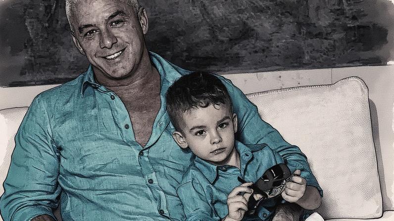 Homem e criança posam juntos em uma foto (Foto: Reprodução)