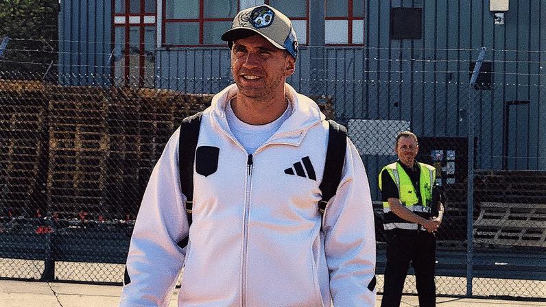Dibu Martínez chega a Paris para duelo entre Aston Villa e PSG (Foto: Reprodução)