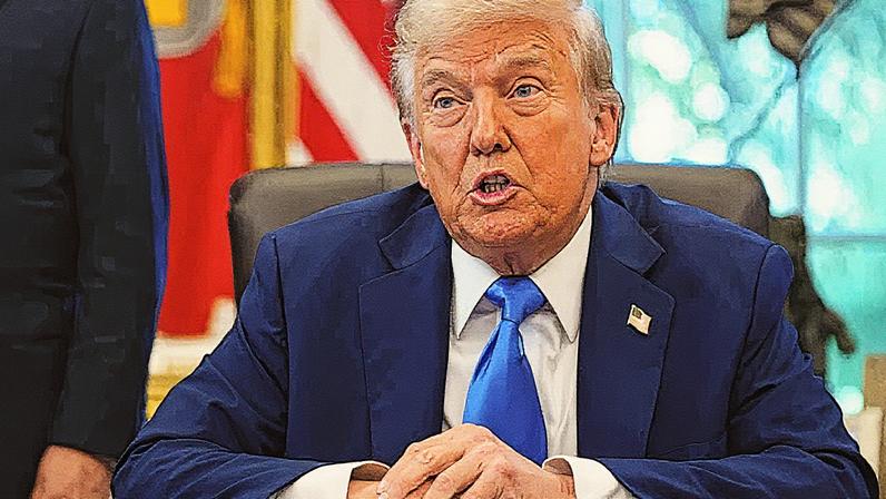 Presidente dos EUA, Donald Trump, fala enquanto está sentado ao lado de um cartaz do "Trump Gold Card" no Salão Oval da Casa Branca (Foto: Reprodução)