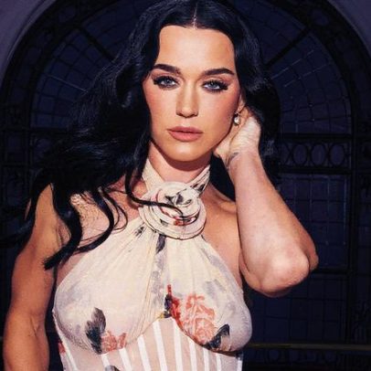 Katy Perry provoca brasileiros ao cantar com camisa da Argentina