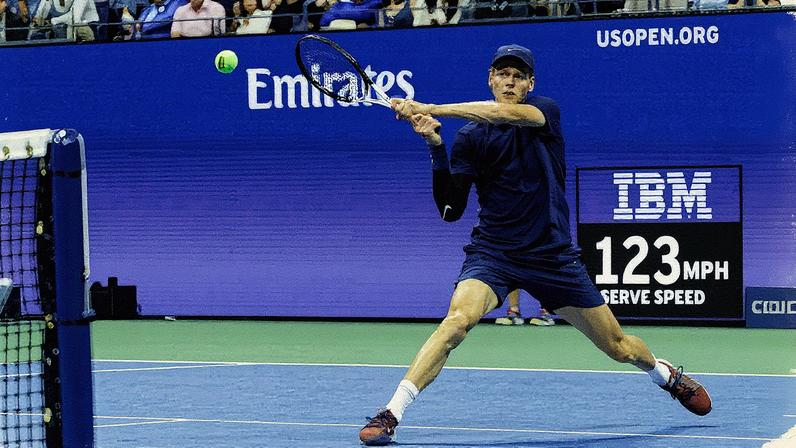 Sinner realiza uma manobra durante o jogo contra Bublik na Arthur Ashe (Foto: Reprodução)