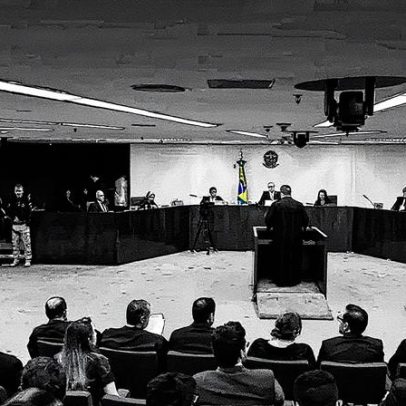 Julgamento de Bolsonaro é adiado e será retomado na próxima terça-feira