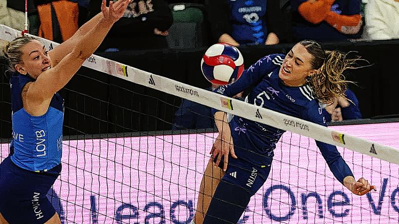Jogadora Molly McCage do LOVB Austin realiza um ataque ao passar a bola por cima da bloqueadora Jess Mruzik do LOVB Houston durante partida da League One Volleyball (Foto: Reprodução)