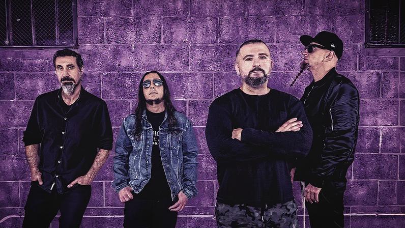 System Of a Down anunciou datas para uma turnê de shows em estádios no Reino Unido e na Europa no verão de 2026, com apoio de Queens of the Stone Age e Acid Bath (Foto: Reprodução)