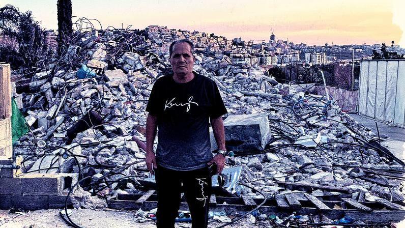 Homem diante das ruínas de sua casa no bairro de Beit Hanina, em Jerusalém-Este (Foto: Reprodução)