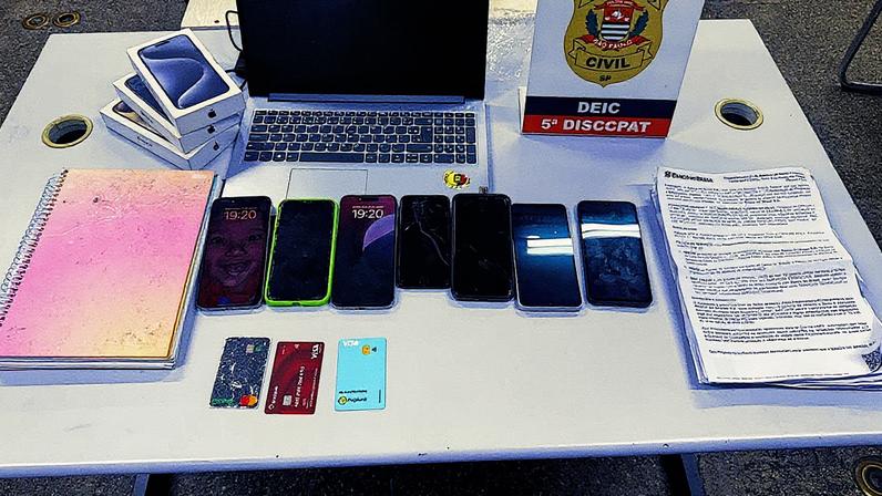 Policiais recolhem celulares, notebooks e documentos durante operação (Foto: Reprodução)