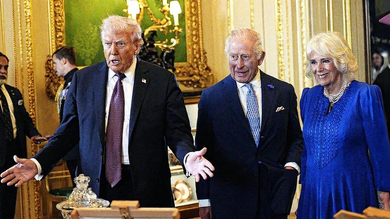 Presidente dos EUA, Donald Trump, e o rei Charles III, junto com a rainha Camilla, observam itens em exibição na Coleção Real no Castelo de Windsor (Foto: Reprodução)