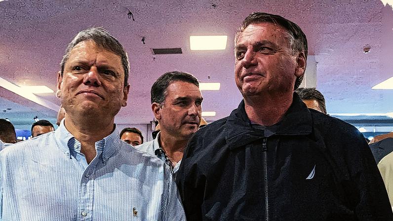 Governador de São Paulo, Tarcísio de Freitas, e ex-presidente Jair Bolsonaro em evento (Foto: Reprodução)