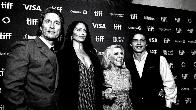 Matthew McConaughey, Camila Alves McConaughey, Mary Kathlene McCabe e Levi Alves McConaughey posam juntos para a foto (Foto: Reprodução)
