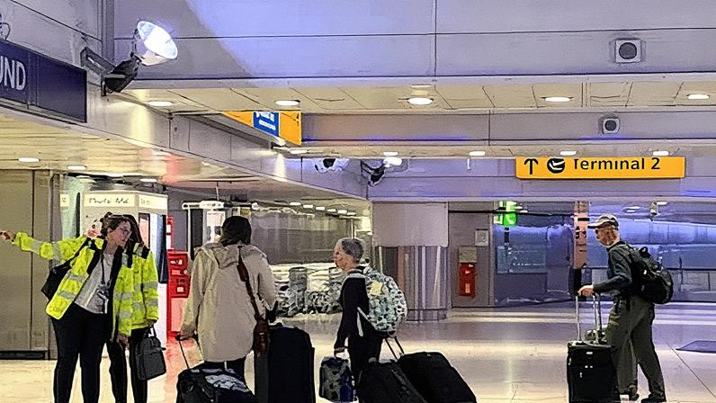 Vários passageiros são desalojados do aeroporto de Heathrow em Londres (Foto: Reprodução)