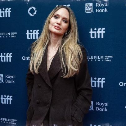 Angelina Jolie se emociona ao lembrar da morte da mãe durante festival de cinema